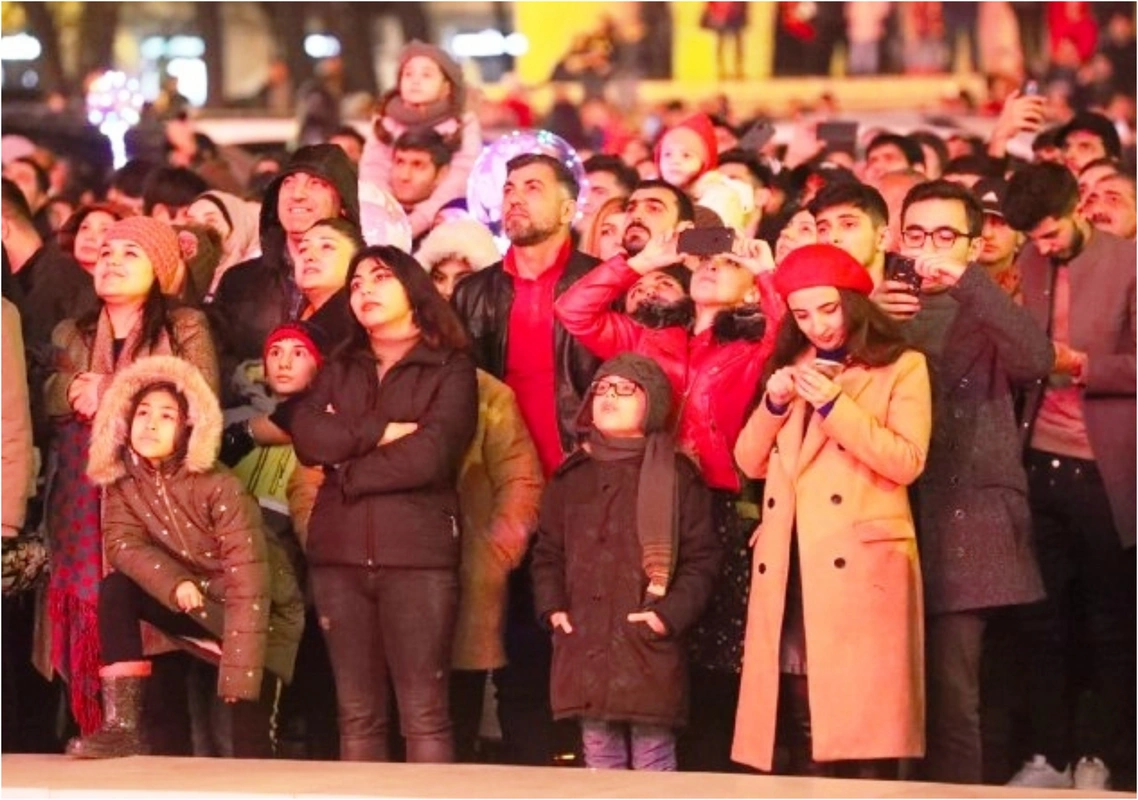 Yüz minlərlə insan Bakının mərkəzində - FOTO